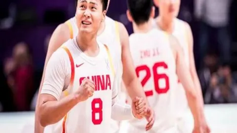 “UFC名将闭目沉思，于裁判纷争中静观战事暂歇”